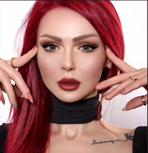 عدسات ملونة